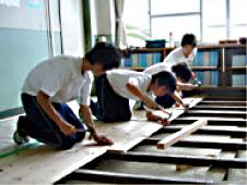 �g���C���E�B�[�N���͓X