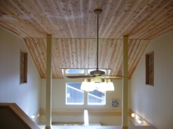 明るい光が差し込む家