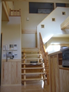 明るい光が差し込む家