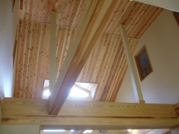 明るい光が差し込む家