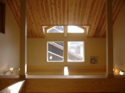 明るい光が差し込む家