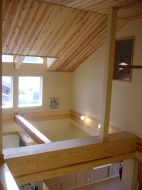 明るい光が差し込む家