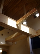 明るい光が差し込む家