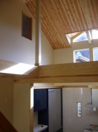 明るい光が差し込む家