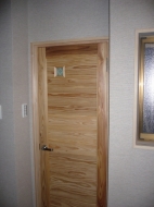 無垢材にかこまれて