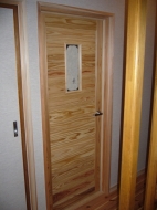 無垢材にかこまれて