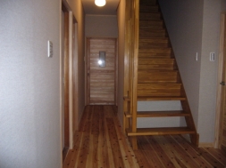 無垢材にかこまれて